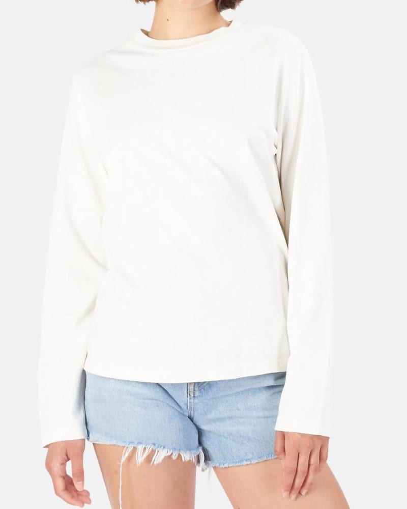 Front of a model wearing a size L 50S Long Sleeve Tee in Vintage White in Vintage White by RE/DONE. | dia_product_style_image_id:332340